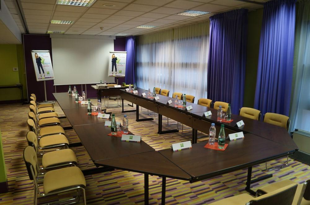 Ibis Styles Evry And Events 3*